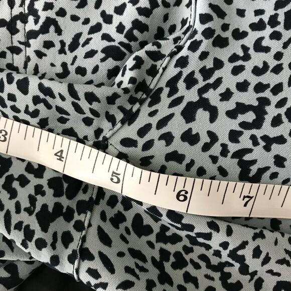 Jamie Sadock Skinnylicious Size Zip Blue & Black Animal Print Golf Shorts Size 8 - Picture 7 of 8